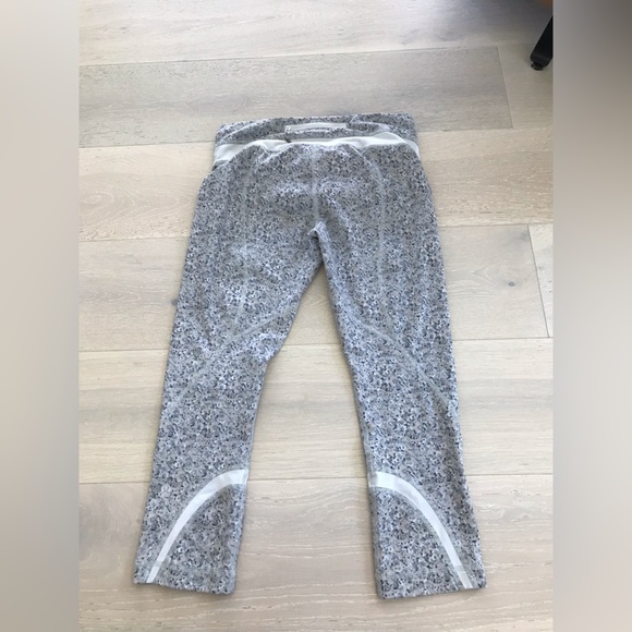 Lululemon run inspire crop 11 sz 6 - Picture 9 of 9